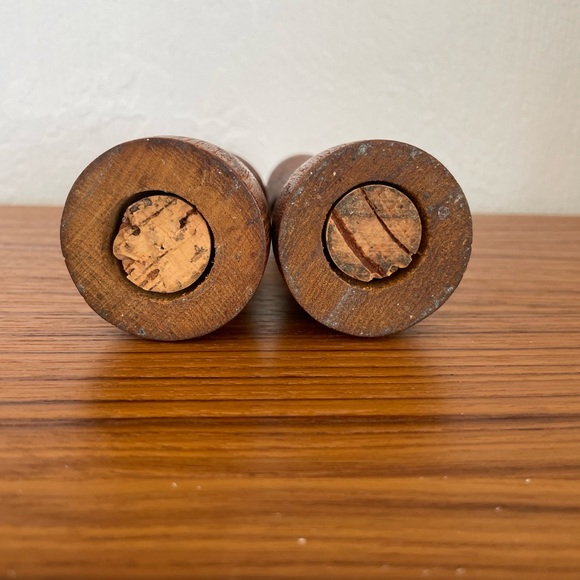 SOLD//Vintage Mid Century Salt & Pepper Shaker Set MCM - Picture 6 of 8